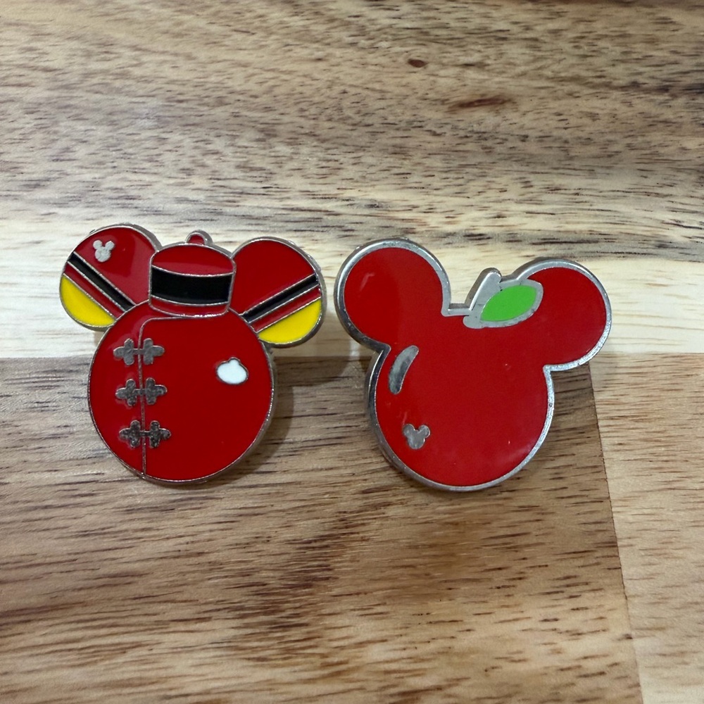Disney Hidden Mickey Pins (2015 Cast member series)
(2017 fruit series )